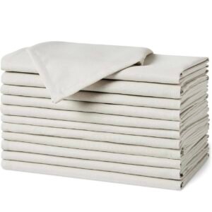 Classic white cloth napkins suitable for any event format. A clean and versatile detail for elegant and professional table settings.